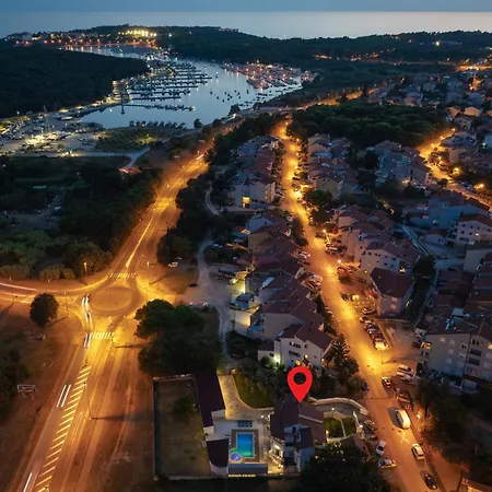 Awesome In With Sauna בית נופש פולה