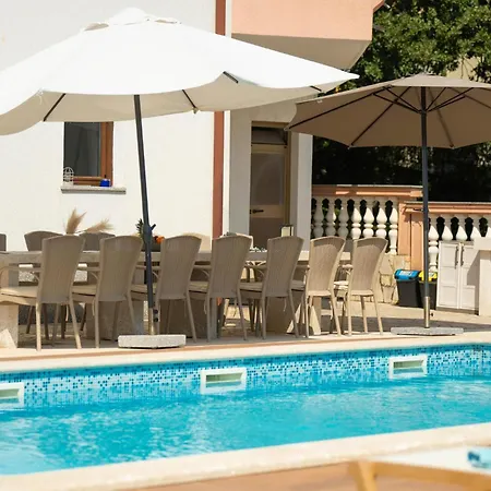 בית נופש Awesome In With Sauna פולה