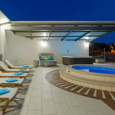 Awesome In With Sauna פולה