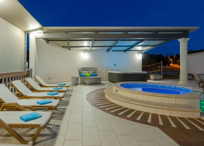 Awesome In With Sauna Пула